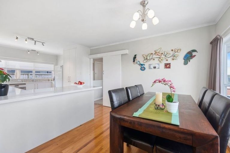 Photo of property in 2/83a Pupuke Road, Northcote, Auckland, 0627