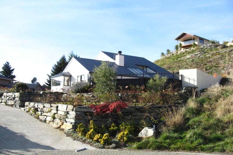 Photo of property in 8 Elizabeth Place, Kelvin Heights, Queenstown, 9300