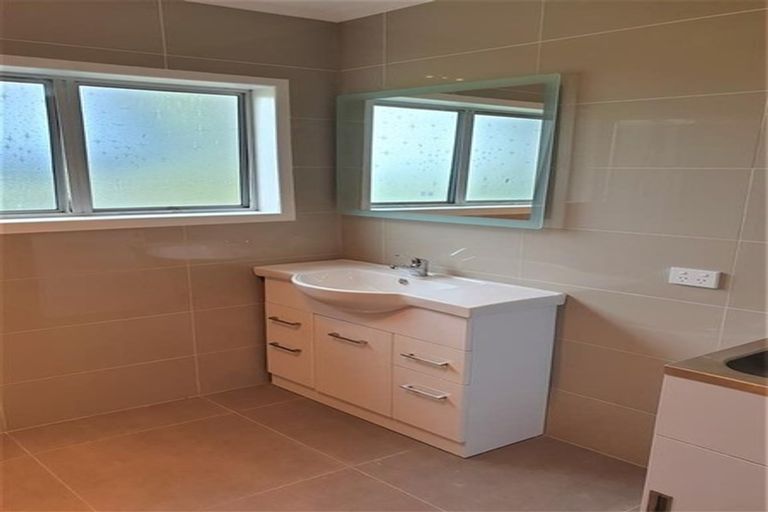 Photo of property in 86 Gossamer Drive, Pakuranga Heights, Auckland, 2010