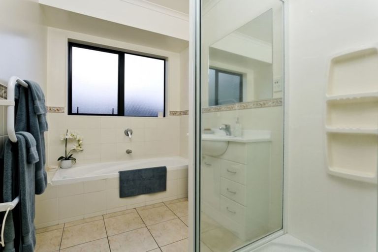 Photo of property in 1 Black Teal Close, Unsworth Heights, Auckland, 0632