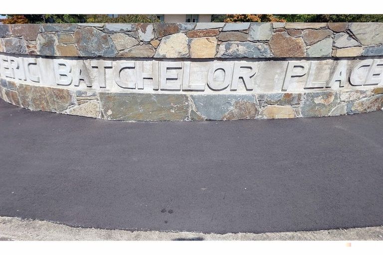 Photo of property in 1 Eric Batchelor Place, Waimate, 7924