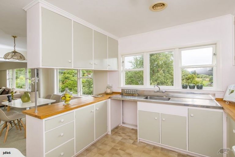 Photo of property in 10 Oriel Place, Tawa, Wellington, 5028