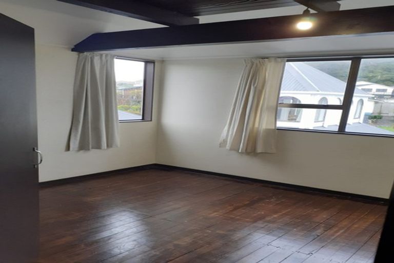 Photo of property in 140 Akaroa Drive, Maupuia, Wellington, 6022