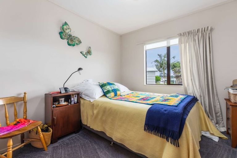 Photo of property in 46 Edgewater Parade, Waiuku, 2123