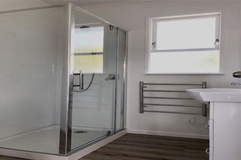 Photo of property in 11 Finlow Drive, Te Atatu South, Auckland, 0610