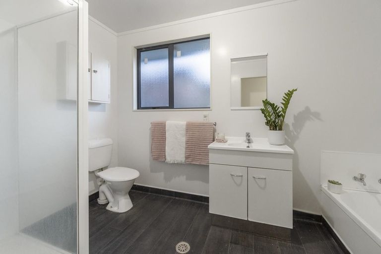 Photo of property in 31 Carling Avenue, Massey, Auckland, 0614