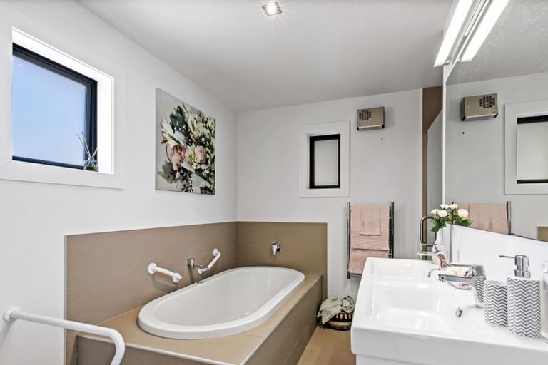 Photo of property in 13 Copper Beech Avenue, Frankton, Queenstown, 9300