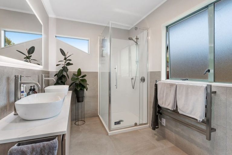 Photo of property in 24 Goldfinch Rise, Unsworth Heights, Auckland, 0632
