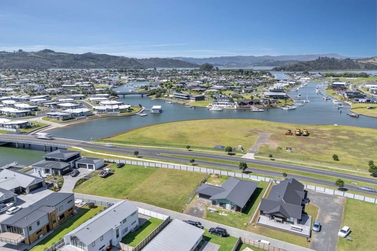Photo of property in 8 Norma Way, Whitianga, 3510