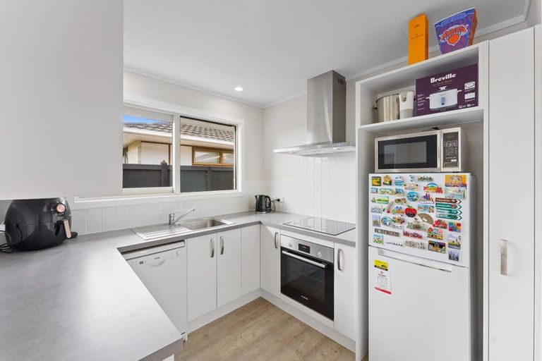 Photo of property in 17 Rewarewa Crescent, Waikanae, 5036