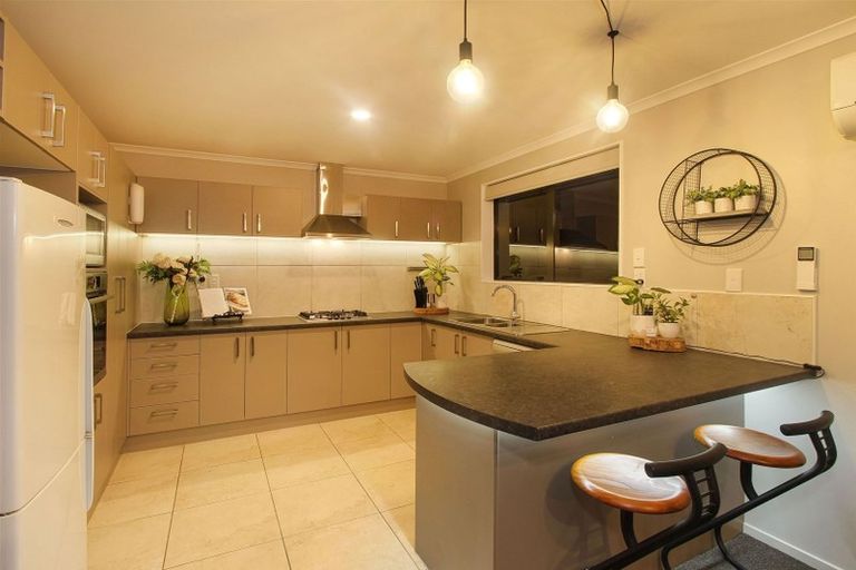 Photo of property in 25 Cape Vista Crescent, Pukekohe, 2120