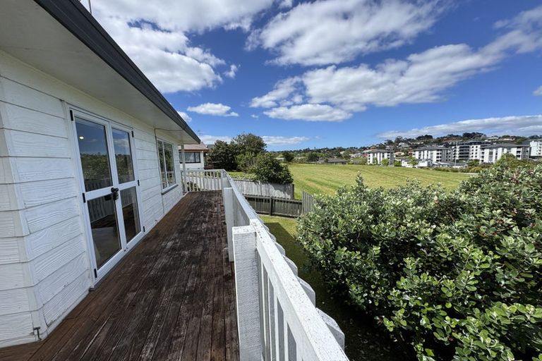 Photo of property in 14 Wren Place, Unsworth Heights, Auckland, 0632