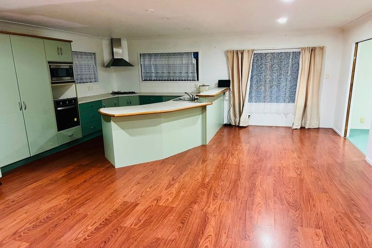 Photo of property in 26 Kingsclere Place, Goodwood Heights, Auckland, 2105