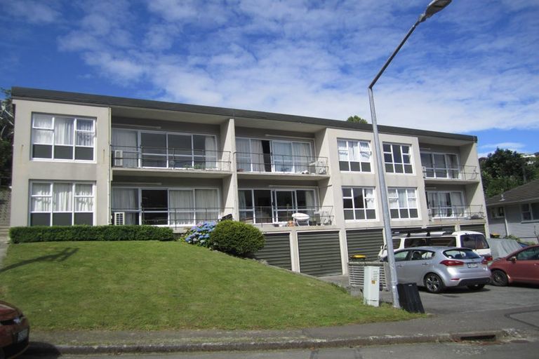 Photo of property in 10 Thurleigh Grove, Karori, Wellington, 6012