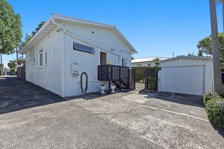 Photo of property in 18 Alberta Street, Point Chevalier, Auckland, 1022