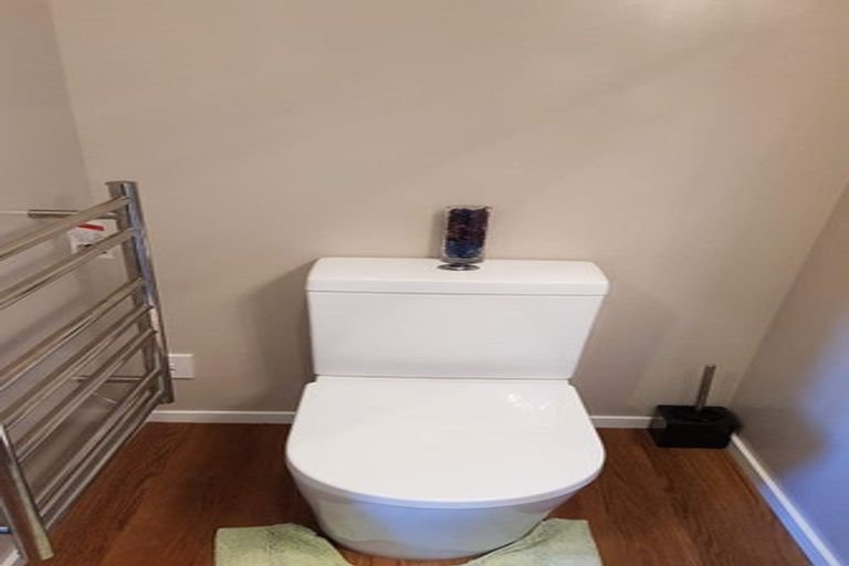 Photo of property in 6b Sunhaven Drive, Newlands, Wellington, 6037