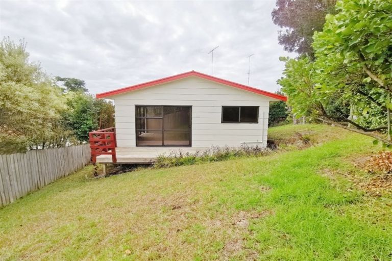 Photo of property in 2/13 Helicon Place, Totara Vale, Auckland, 0629