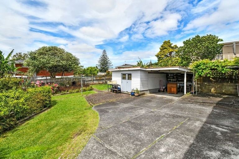 Photo of property in 28 Lynmore Drive, Hillpark, Auckland, 2102