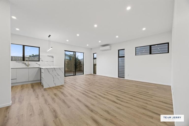 Photo of property in 27 Jandell Crescent, Bucklands Beach, Auckland, 2014