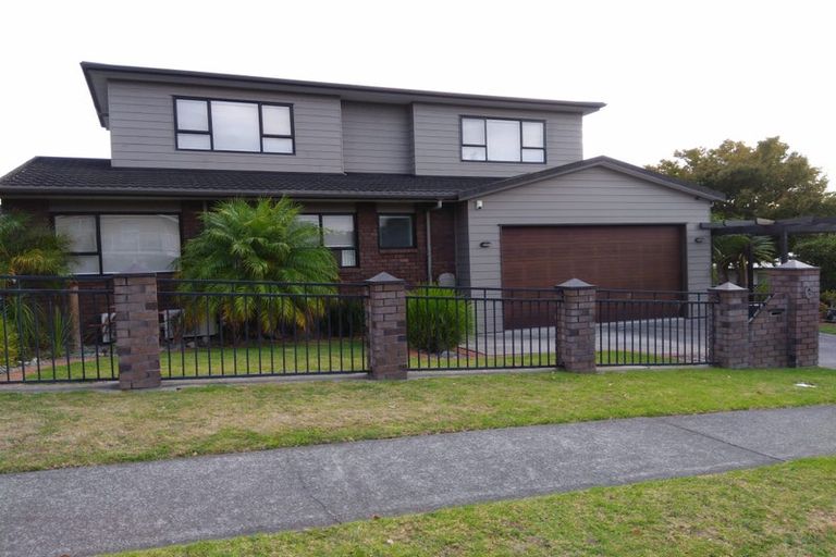 Photo of property in 6 Borrowdace Avenue, Botany Downs, Auckland, 2010