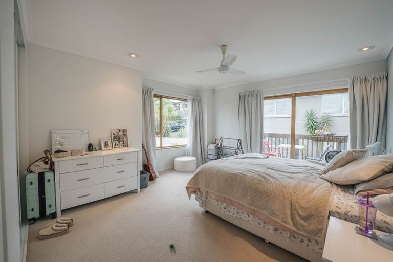Photo of property in 1/18 Holdaway Avenue, Northcote, Auckland, 0627