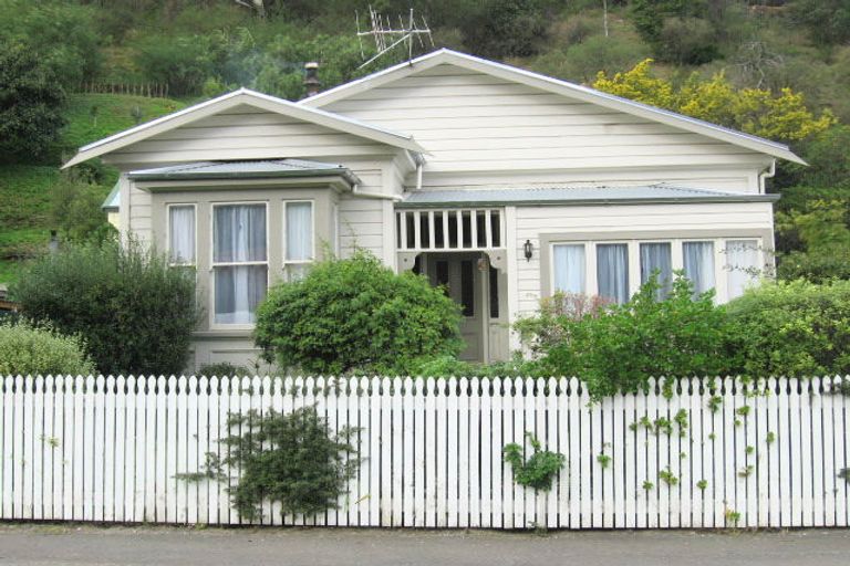 Photo of property in 11a Main Street, Hospital Hill, Napier, 4110