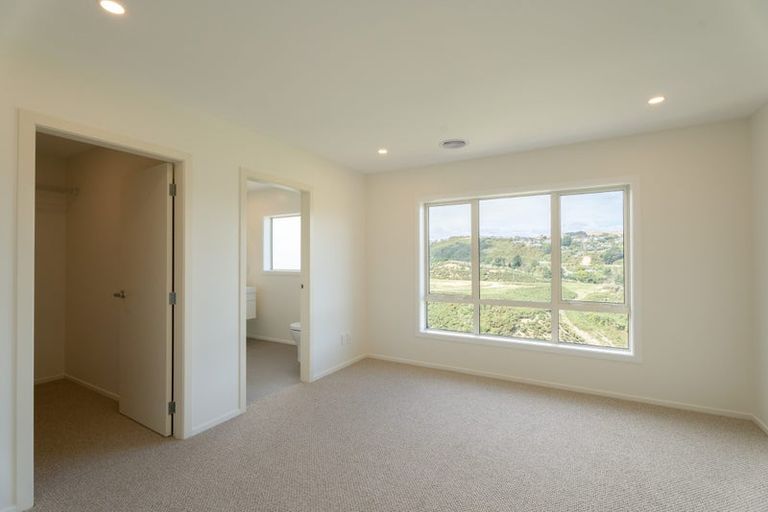 Photo of property in 7 Pine Hill Rise, Glenside, Wellington, 6037