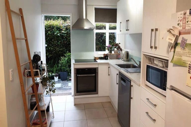 Photo of property in 3/2 Scarboro Terrace, Murrays Bay, Auckland, 0630