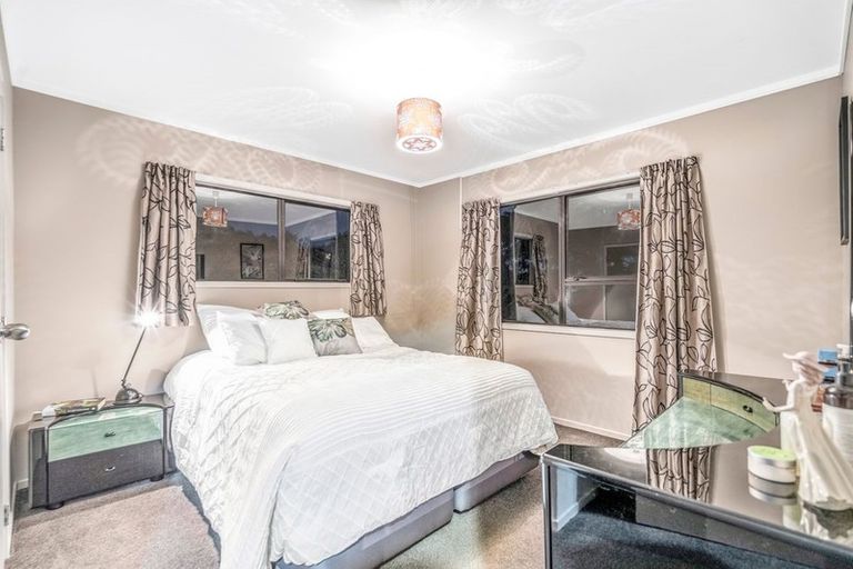 Photo of property in 5 Palmetto Place, Goodwood Heights, Auckland, 2105