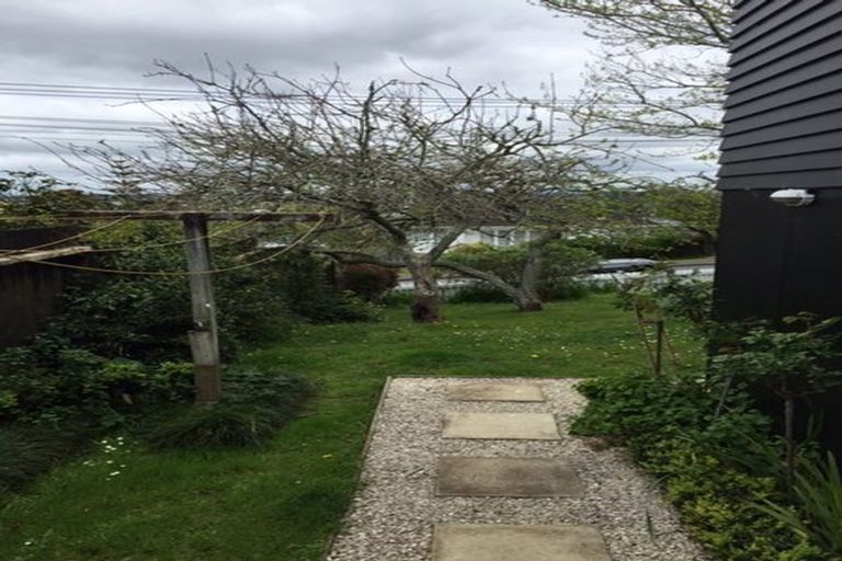 Photo of property in 19 Sunnynook Road, Forrest Hill, Auckland, 0620