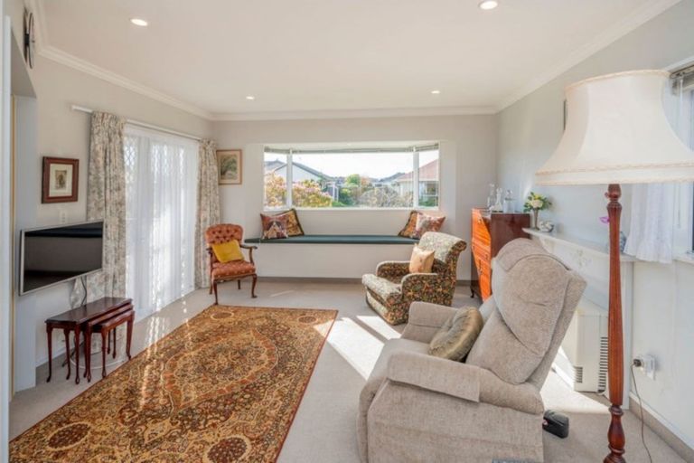 Photo of property in 6 Cranbrook Grove, Waikanae, 5036