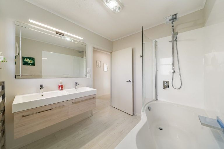 Photo of property in 7 Pokohiwi Road, Normandale, Lower Hutt, 5010