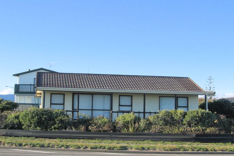 Photo of property in 106 Marine Parade, Otaki Beach, Otaki, 5512