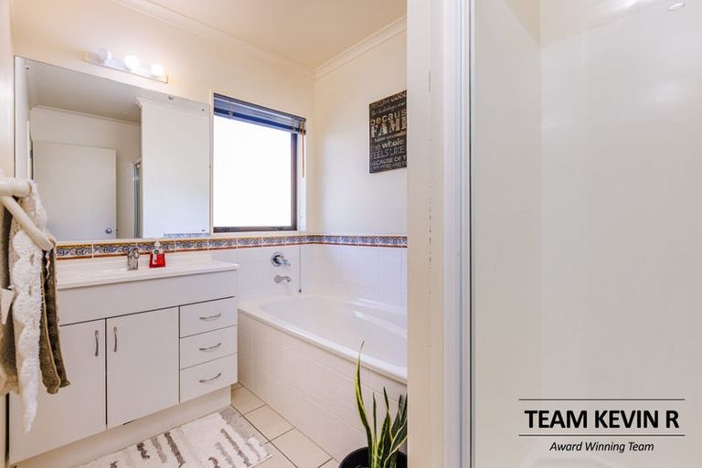 Photo of property in 12 Carisbrook Crescent, Papakura, 2110