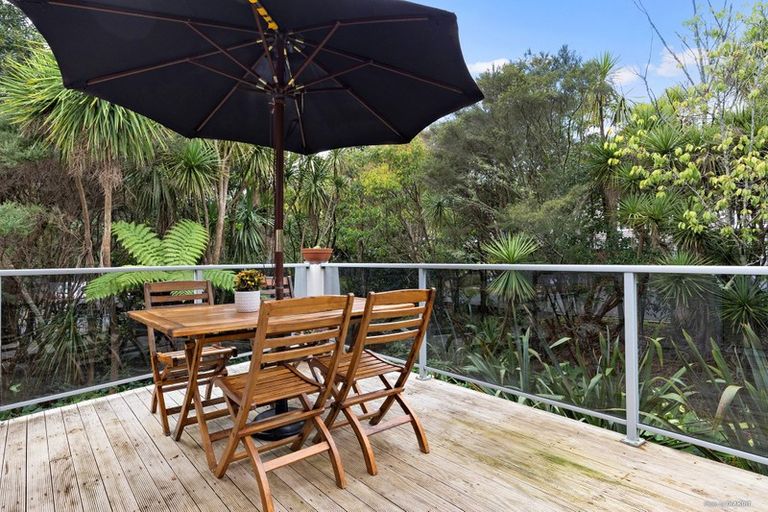 Photo of property in 6 Poturi Streams Avenue, Titirangi, Auckland, 0604