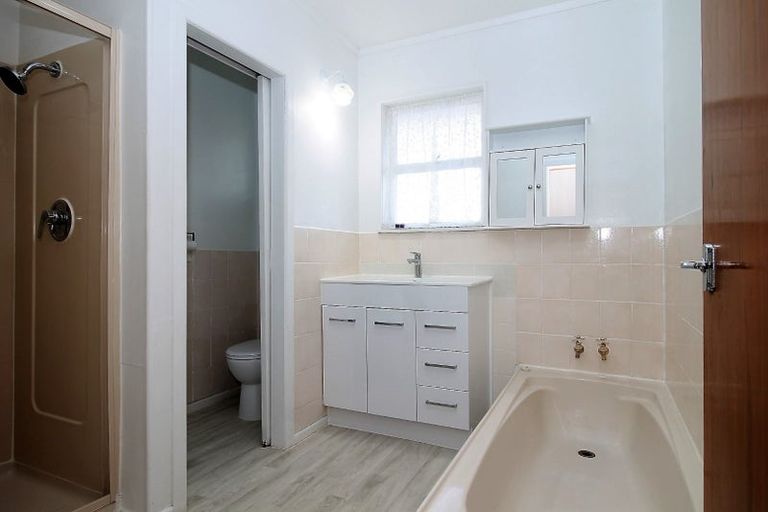 Photo of property in 13 Lyndhurst Road, Te Atatu South, Auckland, 0610