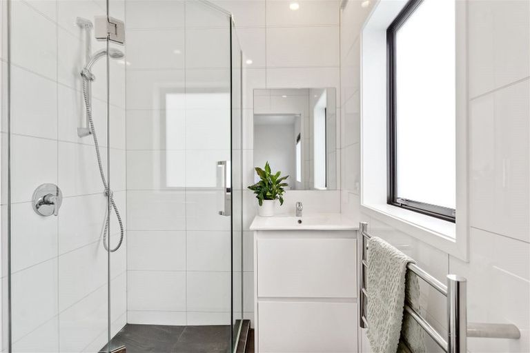 Photo of property in 21d Chippendale Crescent, Birkdale, Auckland, 0626