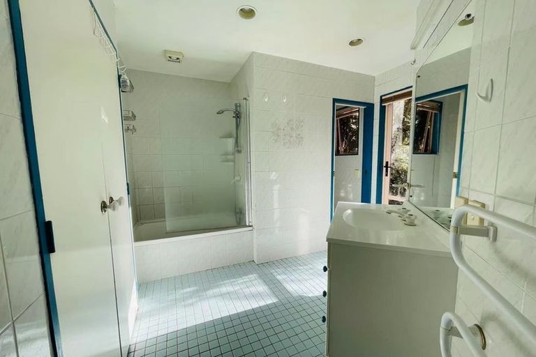 Photo of property in 2/823 East Coast Road, Northcross, Auckland, 0630