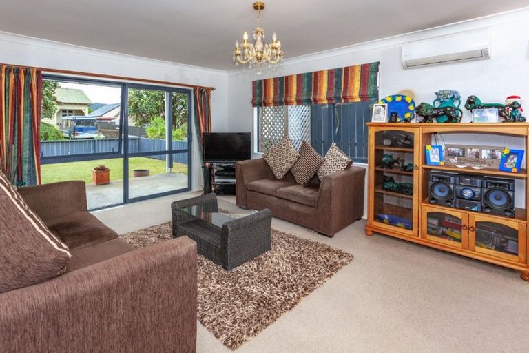 Photo of property in 102 Whitby Place, Whangamata, 3620