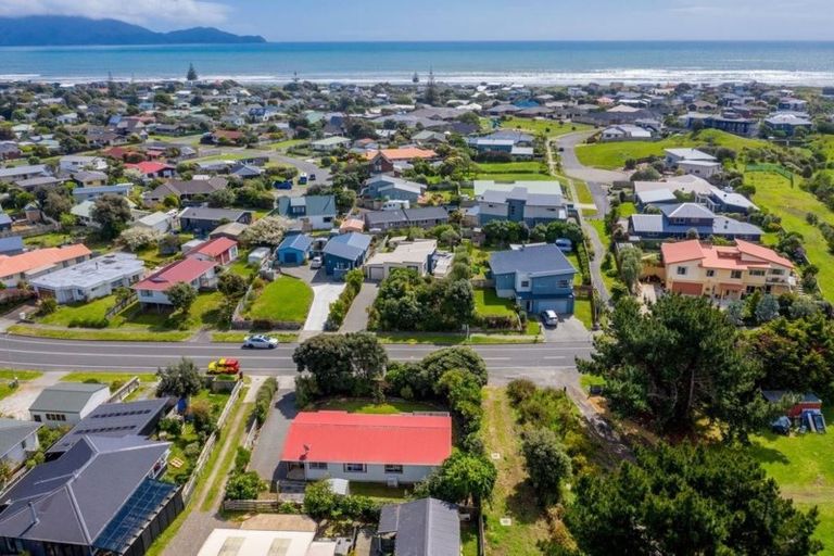 Photo of property in 52 Rutherford Drive, Waikanae Beach, Waikanae, 5036