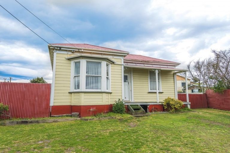 Photo of property in 4 Ashton Terrace, Castlecliff, Whanganui, 4501