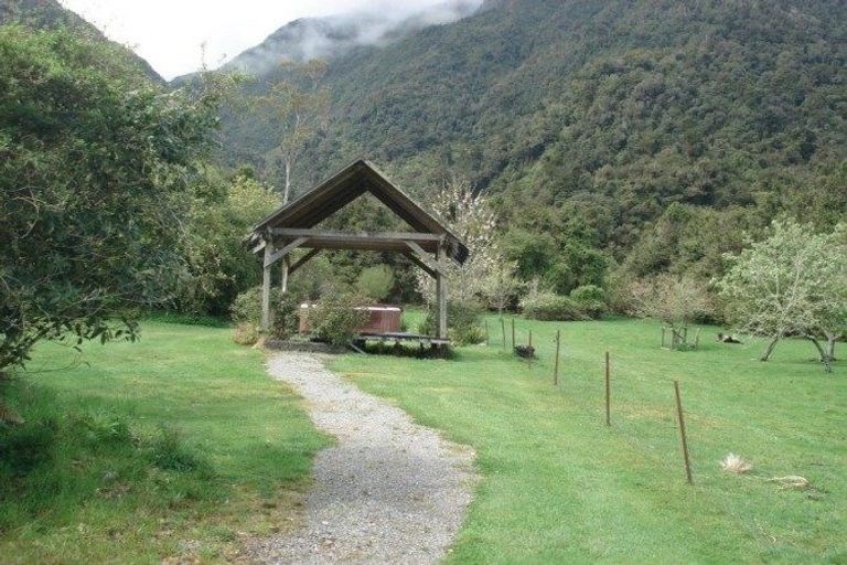 Photo of property in 2147 Lake Brunner Road, Inchbonnie, Kumara, 7875