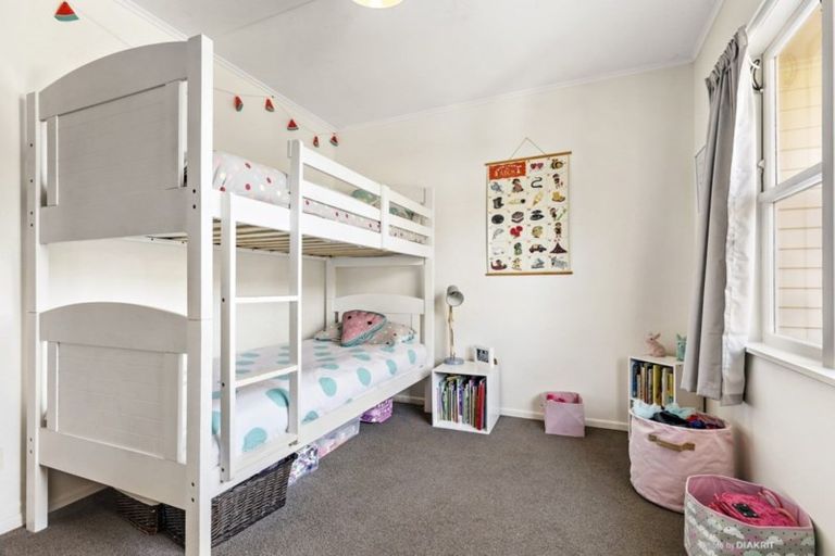 Photo of property in 10 Liddel Grove, Island Bay, Wellington, 6023