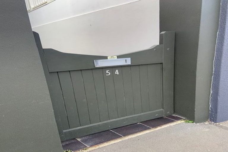 Photo of property in 54 Porritt Avenue, Mount Victoria, Wellington, 6011