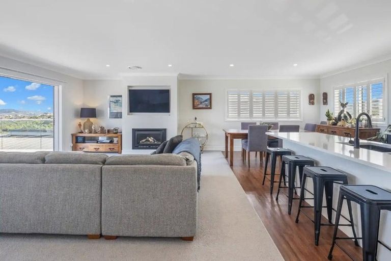 Photo of property in 30 Grumman Lane, Newlands, Wellington, 6037