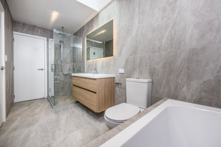 Photo of property in 3/94 Target Road, Totara Vale, Auckland, 0629