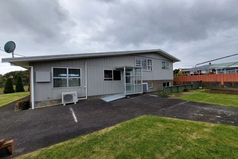 Photo of property in 2 Onslow Place, Merrilands, New Plymouth, 4312