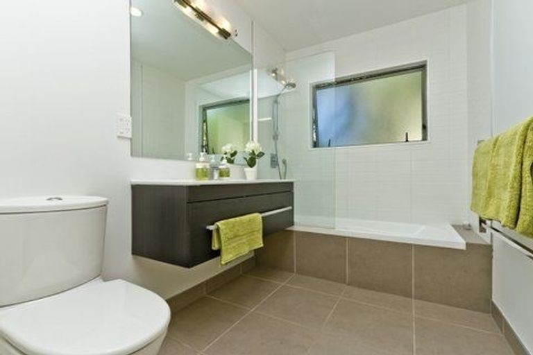 Photo of property in 15 Bush Lane, Northcote Point, Auckland, 0627