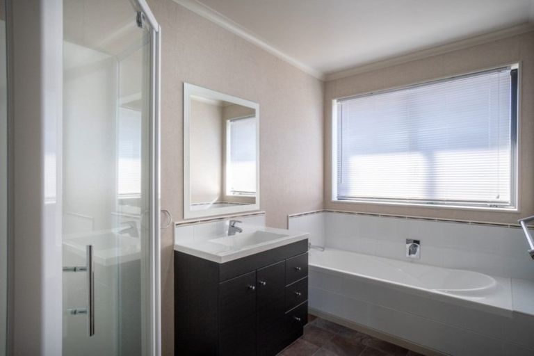 Photo of property in 11 Geneva Terrace, Kelvin Grove, Palmerston North, 4414