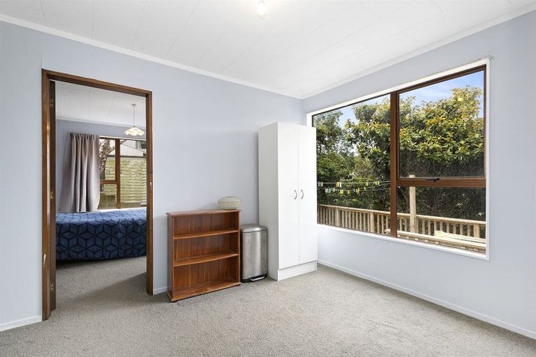 Photo of property in 15a Kereru Bend, Tawa, Wellington, 5028